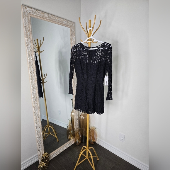 Long lace sleeves mini romper - Picture 3 of 9